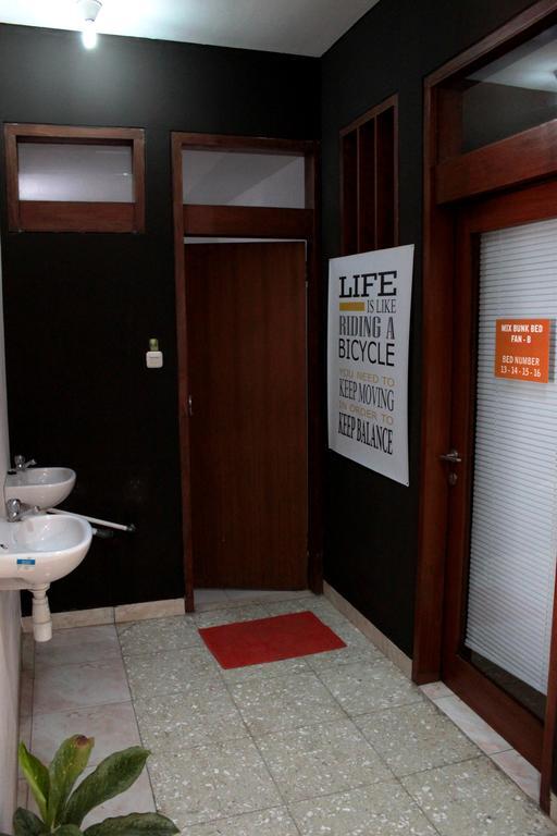 Hostel Pinisi Backpacker Bandung Zimmer foto